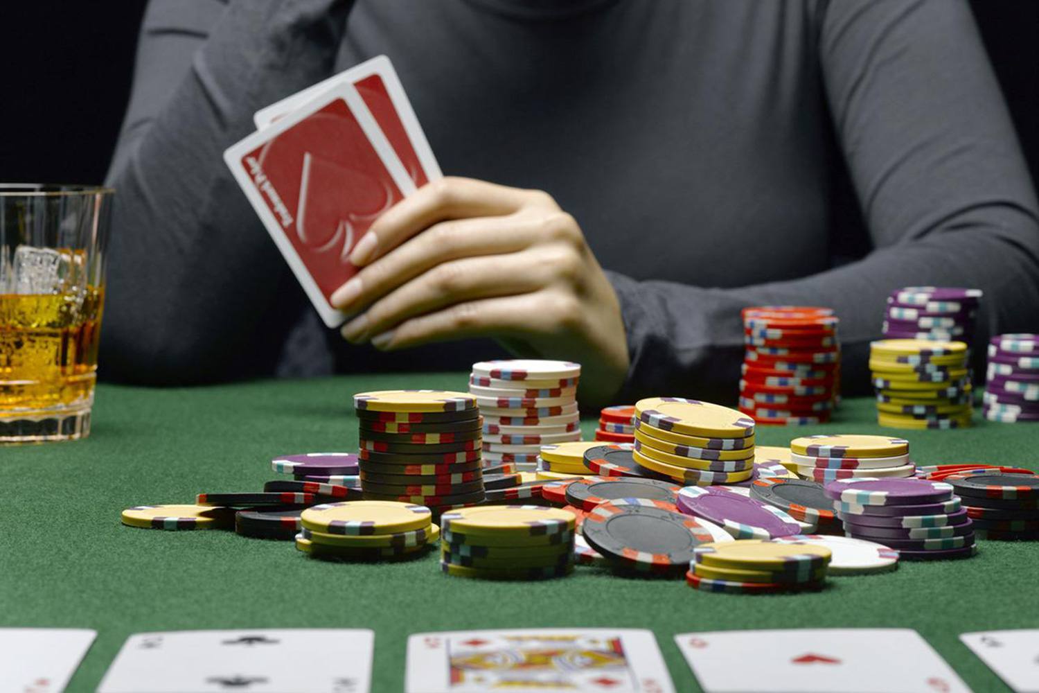 Cách Đọc Bài Đối Thủ Trong Poker: Bí Kíp Chiến Thắng Từ Cao Thủ image-1731638739014